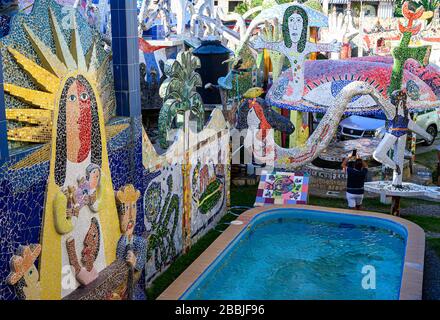 Pusterlandia, Installationen der öffentlichen Kunst des örtlichen Künstlers José Fuster, mit farbenfrohen, skurrilen Mosaiken, Playa de Jaimanitas, Havanna, Kuba Stockfoto