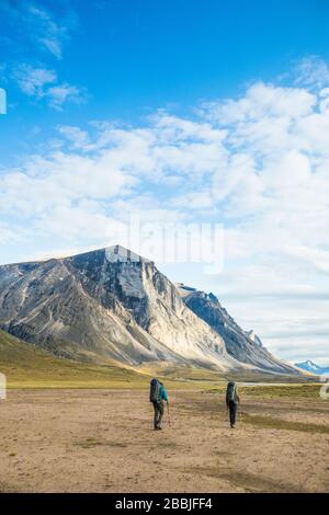 Backpacker wandern durch Akshayak Pass, Baffin Island, Kanada. Stockfoto