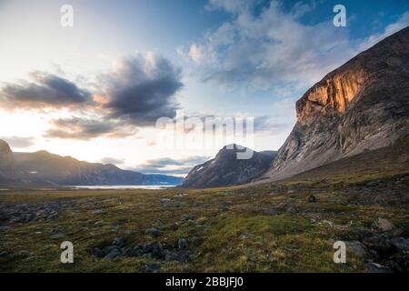 alpenglow auf dem Berg in Akshayak Pass, Baffin Island. Stockfoto