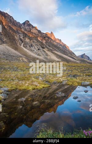 Spiegelung des Alpenglühens auf Bergen in Akshayak Pass, Baffin Island. Stockfoto