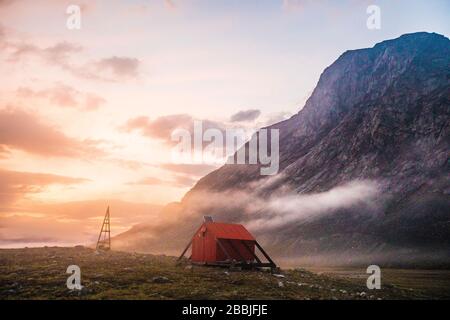 Notunterkunft unter Berg in Akshayak Pass. Stockfoto