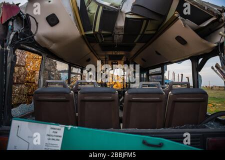 Inneneinrichtung eines verlassenen Stadtbusses in einem Schrottplatz Stockfoto