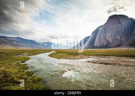 Landschaftlich reizvolle Landschaft des Akshayak Passes, Auyuittuq Nationalpark Stockfoto