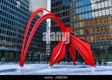 Alexander Calders Flamingo-Skulptur auf der Federal Plaza in Chicago mit Schnee Stockfoto