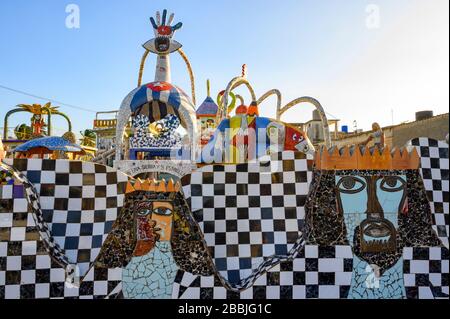 Pusterlandia, Installationen der öffentlichen Kunst des örtlichen Künstlers José Fuster, mit farbenfrohen, skurrilen Mosaiken, Playa de Jaimanitas, Havanna, Kuba Stockfoto