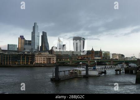 Blick auf Londons Stadtzentrum und die Themse bei Sonnenuntergang Stockfoto