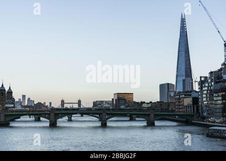 Blick auf Londons Stadtzentrum und die Themse bei Sonnenuntergang Stockfoto