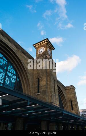 Bild des Uhrturms an der King's Cross Station im Zentrum Londons Stockfoto