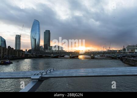 Blick auf Londons Stadtzentrum und die Themse bei Sonnenuntergang Stockfoto