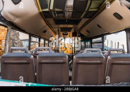 Inneneinrichtung eines verlassenen Stadtbusses in einem Schrottplatz Stockfoto