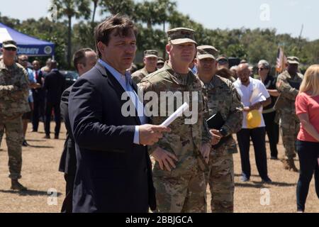 Florida Reg. Ron DeSantis, links, spricht Florida National Guardsmen mit dem US-Luftwaffengeneral General James O. Eifert, dem Adjutant-General der Nationalgarde von Florida, rechts, auf der COVID-19-Pandemie am 30. März 2020 in West Palm Beach, Florida an. DeSantis wurde wegen seiner langsamen Reaktion auf die Pandemie und der Nichteinhaltung strenger Richtlinien für die soziale Distanzierung zur Verhinderung der Verbreitung des Virus kritisiert. Stockfoto