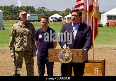 Florida Reg. Ron DeSantis hält eine Pressekonferenz ab, auf der die Eröffnung einer neuen Fahrt durch die COVID-19-Teststelle für Pandemie im FITTEAM Ballpark der Palm Beaches am 30. März 2020 in West Palm Beach, Florida, angekündigt wird. DeSantis wurde wegen seiner langsamen Reaktion auf die Pandemie und der Nichteinhaltung strenger Richtlinien für die soziale Distanzierung zur Verhinderung der Verbreitung des Virus kritisiert. Stockfoto