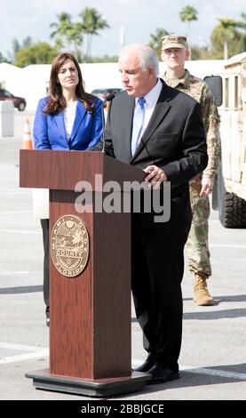 Miami-Dade County Mayor Carlos A. Gimenez hält eine Pressekonferenz auf einem COVID-19-Testgelände in Coronavirus im Hard Rock Stadium am 30. März 2020 in Miami Gardens, Florida. Stockfoto