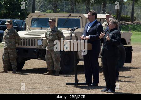 Florida Reg. Ron DeSantis hält eine Pressekonferenz ab, auf der die Eröffnung einer neuen Fahrt durch die COVID-19-Teststelle für Pandemie im FITTEAM Ballpark der Palm Beaches am 30. März 2020 in West Palm Beach, Florida, angekündigt wird. DeSantis wurde wegen seiner langsamen Reaktion auf die Pandemie und der Nichteinhaltung strenger Richtlinien für die soziale Distanzierung zur Verhinderung der Verbreitung des Virus kritisiert. Stockfoto