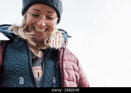 Nahaufnahme der Frau, die beim Wandern lächelt Stockfoto