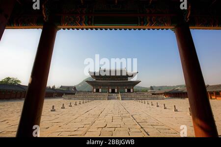 Foto des Hofes im Königspalast Gyeongbokgung in Seoul Stockfoto