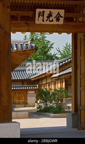 Türrahmen im Königspalast in Seoul / Südkorea Stockfoto