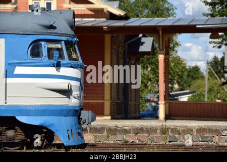 Eine Lok der Klasse er1 im Bahnhof von Haapsalu, Estland. Stockfoto