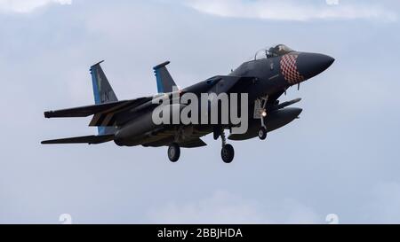 Ein F-15C Eagle, der der 493rd Fighter Squadron zugeordnet ist, kehrt von einer Trainingssortie bei Royal Air Force Lakenheath, England, 30. März 2020 zurück. Die 493rd FS führt routinemäßige Schulungen durch, um sicherzustellen, dass RAF Lakenheath einzigartige Luftkampffähigkeiten zur Verfügung stellt, wenn sie von den Luftstreitkräften der Vereinigten Staaten in Afrika der europäischen Luftstreitkräfte gefordert werden. (USA Luftwaffenfoto von Airman 1st Class Jessi Monte) Stockfoto