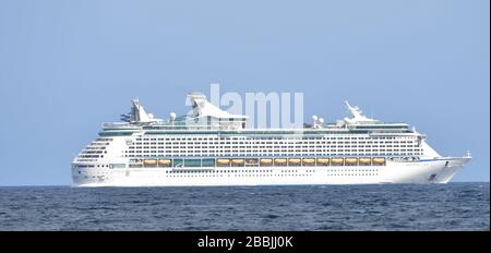 Fort Lauderdale, Florida, USA. März 2020. Royal Caribbean's Cruise Ship Adventure of the Seas sitzt vor Anker, als sie vor einem Strand in Florida wartet, nachdem der Hafendirektor für Port Everglades sagte, dass er heute völlig blind gefangen wurde, als ein anderes Schiff von Crusie die Crown Princess mit Crew ankam, die Medevac brauchte. Am 31. März 2020 in Fort Lauderdale, Florida People: Adventure of the Seas Credit: Storms Media Group/Alamy Live News Stockfoto