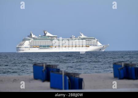 Fort Lauderdale, Florida, USA. März 2020. Royal Caribbean's Cruise Ship Adventure of the Seas sitzt vor Anker, als sie vor einem Strand in Florida wartet, nachdem der Hafendirektor für Port Everglades sagte, dass er heute völlig blind gefangen wurde, als ein anderes Schiff von Crusie die Crown Princess mit Crew ankam, die Medevac brauchte. Am 31. März 2020 in Fort Lauderdale, Florida People: Adventure of the Seas Credit: Storms Media Group/Alamy Live News Stockfoto