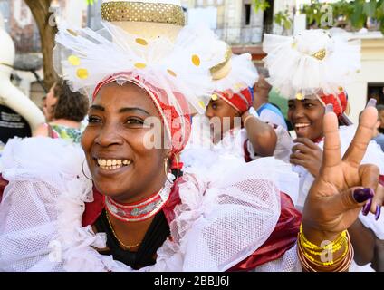 Frauen in dekorativen Festival-Outfits, Havanna, Kuba Stockfoto