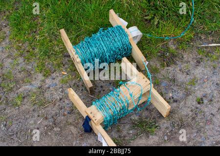 Stacheldraht wird als Sicherheitsumzäunung für die Kontrolle von Nutzvieh in einer Bauernhof-Umgebung verwendet. Stockfoto