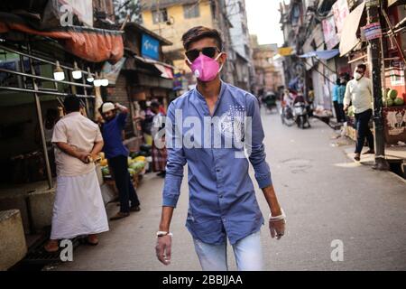 Dhaka, Bangladesch. März 2020. Menschen, die Masken tragen, um die Verbreitung von COVID-19 zu verhindern. Bisher wurden in Bangladesch insgesamt 44 Menschen von COVID-19 infiziert, von denen 5 von IEDCR bestätigt wurden. (Foto von M. Rakibul Hasan/Pacific Press) Credit: Pacific Press Agency/Alamy Live News Stockfoto