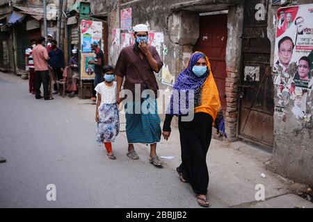 Dhaka, Bangladesch. März 2020. Menschen, die Masken tragen, um die Verbreitung von COVID-19 zu verhindern. Bisher wurden in Bangladesch insgesamt 44 Menschen von COVID-19 infiziert, von denen 5 von IEDCR bestätigt wurden. (Foto von M. Rakibul Hasan/Pacific Press) Credit: Pacific Press Agency/Alamy Live News Stockfoto