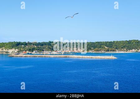 Ein Blick auf das Ionische Meer der Katakolon Olympia Griechenland Küstenstadt und Cruise Port des Anrufs an einem sonnigen Sommertag Stockfoto