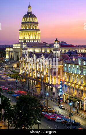 Parque Centrale mit El Capitolio oder dem National Capitol Building, Gran Teatro de La Habana und dem Hotel Inglaterra, Havanna, Kuba Stockfoto