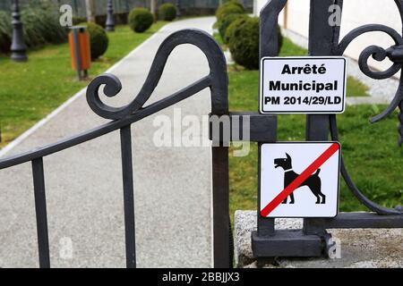 Jardin public interdit aux chiens même en laisse. Panneau. Saint-Gervais-les-Bains. Savoie. Frankreich. Stockfoto