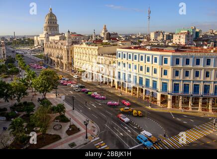 Parque Centrale mit El Capitolio oder dem nationalen Kapitolgebäude, dem Gran Teatro de La Habana und dem Hotel Inglaterra und dem Hotel Telegrafo, Havanna, Kuba Stockfoto