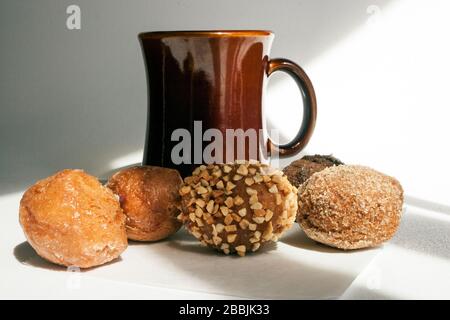 Kaffee und verschiedene Donutlöcher von James D Coppinger/Dembinsky Photo Assoc Stockfoto