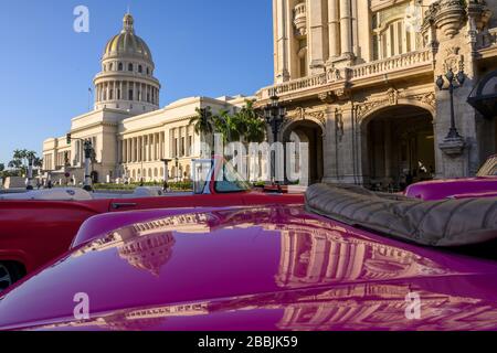 Klassische amerikanische Fünfziger-Autos mit Rückbesinnung auf El Capitolio oder das National Capitol Building und Gran Teatro de La Habana, Havanna, Kuba Stockfoto