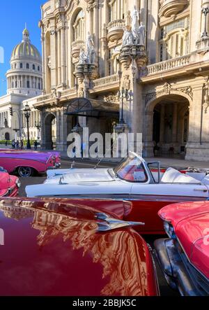 Klassische amerikanische Fünfziger-Autos mit Rückbesinnung auf El Capitolio oder das National Capitol Building und Gran Teatro de La Habana, Havanna, Kuba Stockfoto