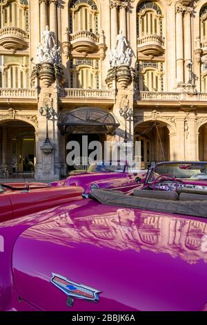 Klassische amerikanische Fünfziger-Autos mit Reflektion des Gran Teatro de La Habana, Havanna, Kuba Stockfoto