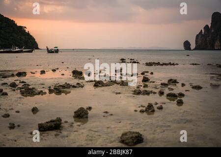 Strand auf der Insel Ko Phi Phi, Thailand, Asien. Stockfoto