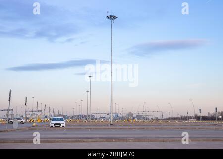 Leeres Parken am Flughafen nach Abschlusflügen aufgrund von Einschränkungen für Coronavirus/Kovid-19 und Ausbruchsreisen. Finanzkrise der Reisebranche, Stopp von fl Stockfoto