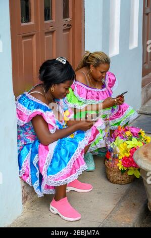 Frau Blumenhändler auf Smartphones, Havanna Vieja, Kuba Stockfoto