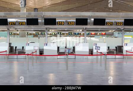 St. Petersburg, Russland - 27. März 2020. Leerer Check-In-Schalter am Terminal des Flughafens Pulkovo aufgrund einer Coronavirus Pandemie/Covid-19-Ausbruchsruhe Stockfoto