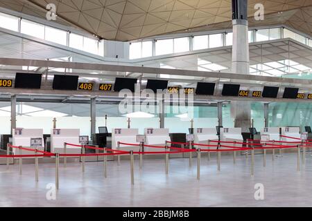 St. Petersburg, Russland - 27. März 2020. Leerer Check-In-Schalter am Terminal des Flughafens Pulkovo aufgrund einer Coronavirus-Pandemie/eines Covid-19-Ausbruchs Stockfoto