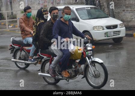 Lahore, Pakistan. März 2020. Pakistanische Autofahrer unterwegs während des Regenzaubers in der Provinzhauptstadt Lahore. (Foto von Rana Sajid Hussain/Pacific Press) Credit: Pacific Press Agency/Alamy Live News Stockfoto