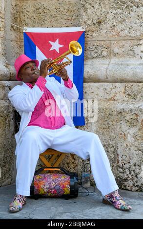 Trompeter in Havanna, Vieja mit Fahne, Kuba Stockfoto