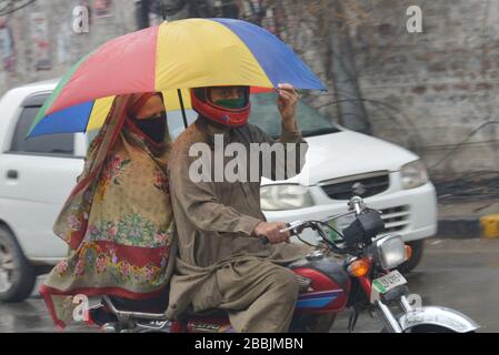 Lahore, Pakistan. März 2020. Pakistanische Autofahrer unterwegs während des Regenzaubers in der Provinzhauptstadt Lahore. (Foto von Rana Sajid Hussain/Pacific Press) Credit: Pacific Press Agency/Alamy Live News Stockfoto
