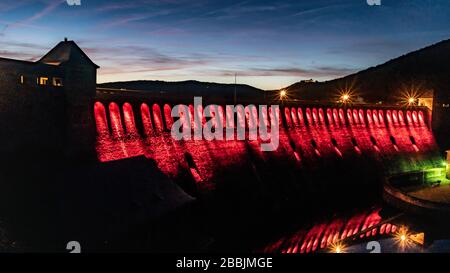 Rotes leuchtendes Bruchsteinmauerwerk am Edersee in Hessen Deutschland Stockfoto