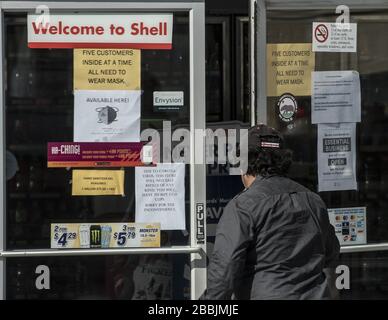 San Francisco, Vereinigte Staaten. März 2020. Ein Kunde betritt eine Shell-Tankstelle, die am Dienstag, 31. März 2020, neue Beschränkungen für Kunden in San Francisco ankündigt. Die C.D.C. sagte, dass sie ihre Anleitung zum tragen von Masken überprüfe. Foto von Terry Schmitt/UPI Credit: UPI/Alamy Live News Stockfoto