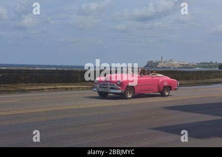 Fahrt auf der Malecón in Havanna, Kuba Stockfoto