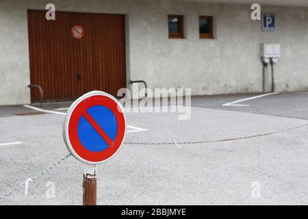 Interdiction de Stationner. Parkmöglichkeit für die Résidente. Signalisierung routière. Saint-Gervais-les-Bains. Savoie. Frankreich. Stockfoto