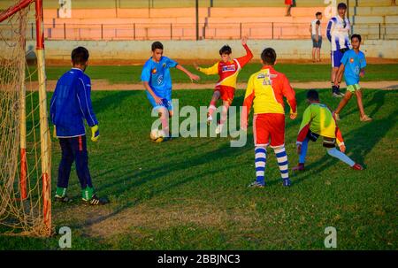 Jungen, die Fußball, Vinales, Pinar del Rio Provinz, Kuba spielen Stockfoto